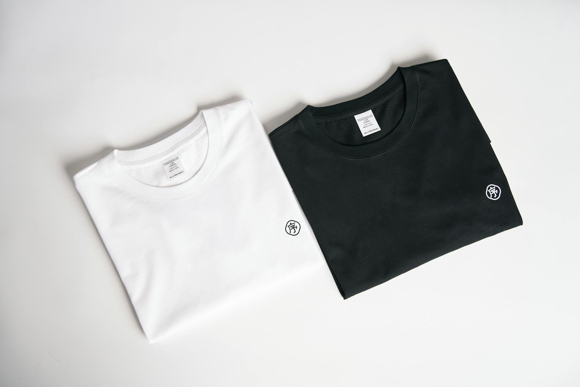 T-shirts serigraphies coton bio noir et blanc plies